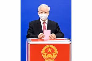 Tổng Bí thư Nguyễn Phú Trọng bỏ phiếu bầu cử tại khu vực bỏ phiếu số 4, phường Nguyễn Du, quận Hai Bà Trưng (Hà Nội). Ảnh: ĐĂNG KHOA