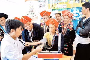 Thực hiện Ðề án 1816 - cán bộ y tế tuyến trên tăng cường về cơ sở.