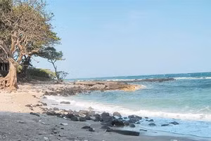 Bãi tắm trên đảo Cồn Cỏ.