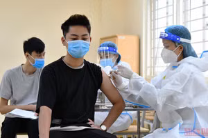 Tiêm vaccine phòng Covid-19 cho học sinh THPT tại Hà Nội. (Ảnh: Thủy Nguyên)