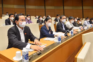 Đại biểu Quốc hội biểu quyết thông qua Nghị quyết về tổ chức phiên tòa trực tuyến. (Ảnh: quochoi.vn)