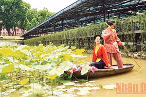 Du lịch trải nghiệm hái hoa sen tại dòng sông cổ trong Di sản văn hóa thế giới Hoàng thành Thăng Long.