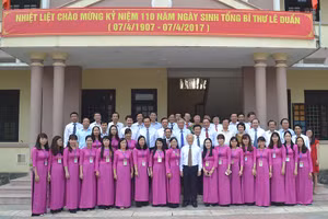 Tổng Bí thư, Chủ tịch nước Nguyễn Phú Trọng chụp ảnh lưu niệm với cán bộ, giảng viên Trường Chính trị Lê Duẩn tỉnh Quảng Trị.