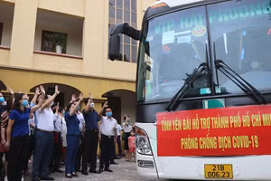 Lãnh đạo tỉnh Yên Bái và ngành Y tế chia tay các thành viên Đoàn công tác lên đường hỗ trợ TP Hồ Chí Minh. Ảnh: Việt Dũng - TTXVN
