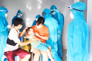 Gia đình anh Dũng, chị Hằng đi lấy mẫu xét nghiệm tại chung cư.