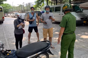 Lực lượng chức năng quận Ba Đình lập biên bản trường hợp đi ra đường khi không cần thiết.