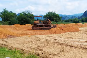 San lấp mặt bằng khu tái định cư xã Thạch Hóa, huyện Tuyên Hóa (ảnh chụp ngày 6/4).