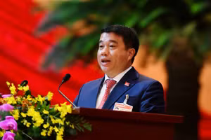 Đồng chí Y Thanh Hà Niê Kđăm, Ủy viên Trung ương Đảng khóa XIII, Bí thư Đảng ủy Khối Doanh nghiệp Trung ương trình bày tại Đại hội Đảng toàn quốc lần thứ XIII, sáng 28-1. Ảnh: ANH TUẤN -DUY LINH