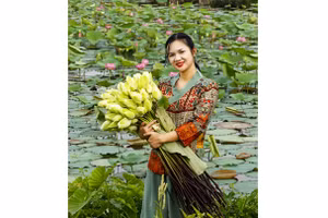 Phạm Thị Diệu Huyền và những bông sen cổ trắng sau khi trồng, nhân giống thành công.