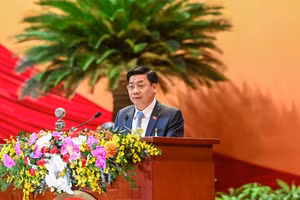 Đồng chí Dương Văn Thái, Ủy viên Trung ương Đảng khóa XIII, Bí thư Tỉnh ủy, Chủ tịch HĐND tỉnh Bắc Giang trình bày tham luận. Ảnh: TUẤN ANH - DUY LINH