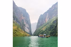 Hẻm Tu Sản nhìn từ sông Nho Quế.