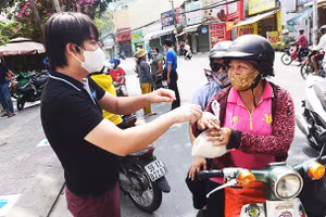 Anh Hoàng Tuấn Anh tham gia chia sẻ gạo đến bà con khó khăn trong dịch Covid-19.