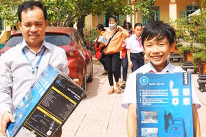 Niềm vui của thầy và trò Trường THCS Triệu Sơn (Triệu Phong, Quảng Trị) khi nhận được món quà từ nhóm thiện nguyện. Ảnh: NGỌC HẢI