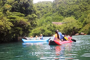 Khách trong nước và quốc tế du ngoạn sông Chày và xuôi đến mua các sản phẩm của làng nghề.