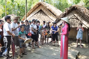 Người dân chăm chú lắng nghe kể về cuộc đời và sự nghiệp của Bác tại Khu di tích Quốc gia đặc biệt Kim Liên (xã Kim Liên, huyện Nam Đàn, Nghệ An). Ảnh: ĐĂNG KHOA
