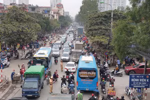 Tuyến đường đường 70 đoạn Hà Đông - Văn Điển thường xuyên bị ùn tắc vào giờ cao điểm. (Ảnh: NAM KHÁNH).