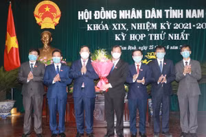 Đồng chí Phạm Gia Túc, Bí thư Tỉnh ủy Nam Định chúc mừng các đồng chí vừa được bầu giữ các chức danh chủ chốt Hội đồng nhân dân tỉnh khóa 19, nhiệm kỳ 2021-2026.