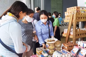 Do dịch bệnh nên các hộ gia đình tích trữ nhiều trứng cho bữa ăn.