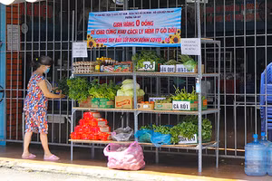 Người dân hẻm 17, đường Gò Dầu (phường Tân Quý, quận Tân Phú, TP Hồ Chí Minh) đi chợ tại "Gian hàng 0 đồng sẻ chia cùng khu cách ly". Ảnh: HUẾ XUÂN