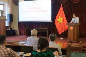 Đại sứ Đặng Minh Khôi phát biểu ý kiến. 