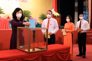 Bí thư Tỉnh ủy Bắc Ninh Đào Hồng Lan và các đại biểu bầu các chức danh HĐND và UBND tỉnh Bắc Ninh. 