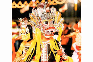 Câu chuyện sau những mặt nạ quỷ