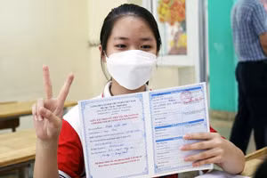 Trẻ được tiêm và nhận chứng nhận tiêm vắc-xin phòng Covid-19.