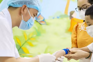 Trẻ kiểm tra lại sức khỏe sau nhiễm Covid-19. (Ảnh: Bệnh viện Nhi Trung ương)