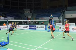 Chung kết đôi nam nữ Giải cầu lông các cây vợt xuất sắc quốc gia năm 2022. (Ảnh CÔNG DOANH) 