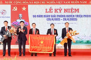 Đồng chí Lê Quang Tùng trao bức trướng của Tỉnh ủy, HĐND, UBND, Ủy ban MTTQVN tỉnh cho Đảng bộ, chính quyền và nhân dân huyện Triệu Phong. 