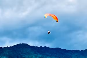 Dù lượn bay trên đèo Khau Phạ, Mù Cang Chải.