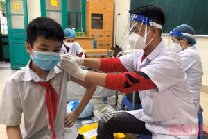 Các em học sinh lớp 6 được tiêm trong đợt đầu tiên. (Ảnh: NGUYÊN TRANG)
