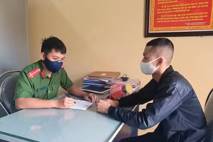 Công an huyện Gia Lộc (Hải Dương) làm việc với đối tượng có hành vi tung tin giả, sai sự thật trên mạng xã hội Facebook. 
