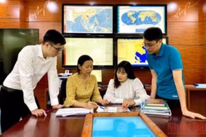 Xử lý các dữ liệu về động đất tại Trung tâm Báo tin động đất và cảnh báo sóng thần.