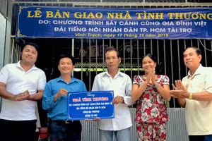 Lễ bàn giao nhà tình thương cho người nghèo ở xã Vĩnh Trạch (huyện Thoại Sơn, An Giang). 