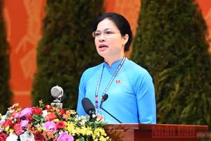 Chủ tịch Hội Liên hiệp Phụ nữ Việt Nam Hà Thị Nga trình bày tham luận. (ẢNH: DUY LINH)