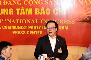 Đồng chí Hoàng Bình Quân, Trưởng Ban Đối ngoại T.Ư trả lời phỏng vấn báo chí bên lề Đại hội Đảng lần thứ XIII chiều 27-1. Ảnh: DUY LINH.