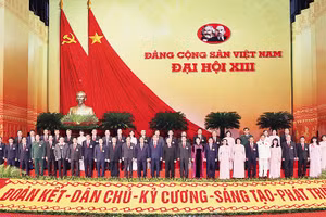 Các đồng chí lãnh đạo Ðảng, Nhà nước với Ðoàn đại biểu Ðảng bộ TP Hồ Chí Minh. Ảnh: TRÍ DŨNG (TTXVN)