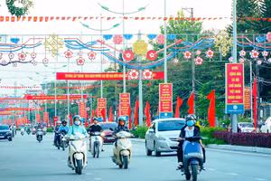 Đường phố TP Điện Biên Phủ (Điện Điên) rực rỡ chào mừng thành công Đại hội. Ảnh Lê Lan.