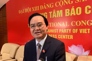 Bộ trưởng Giáo dục và Đào tạo Phùng Xuân Nhạ trả lời phỏng vấn báo chí bên lề Đại hội Đảng lần thứ XIII.