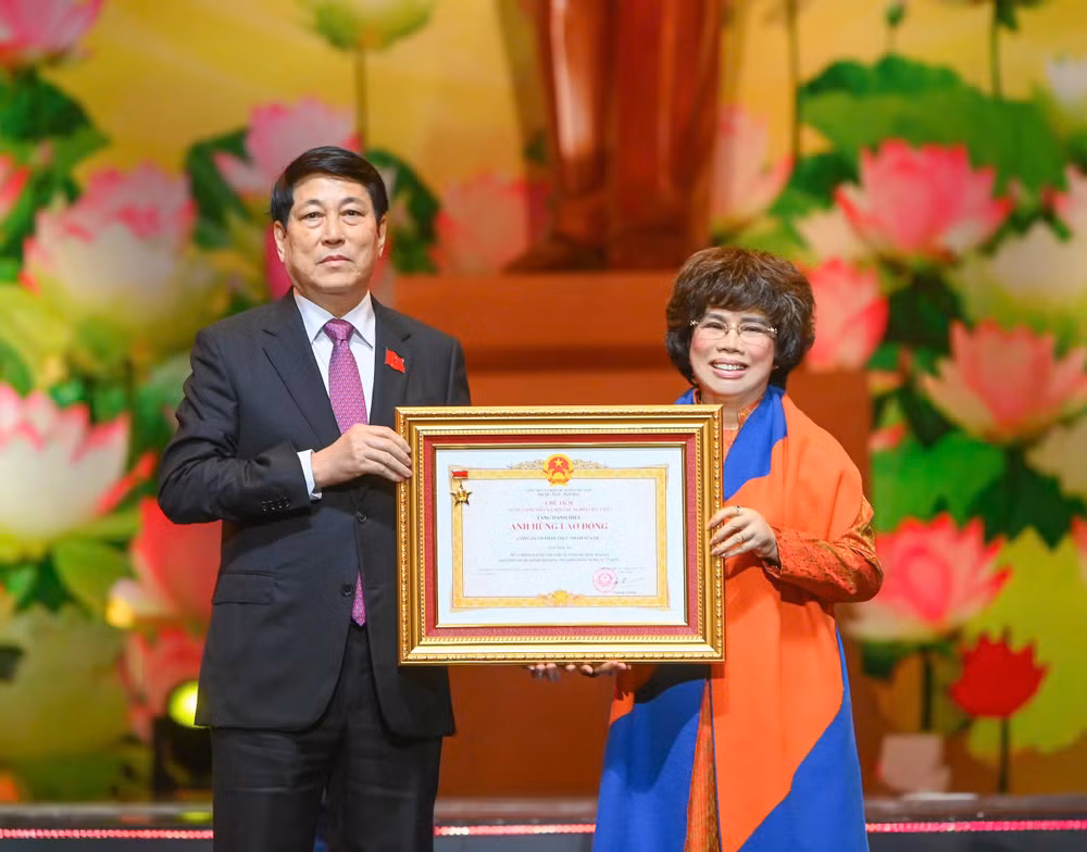 Anh hùng Lao động, Nhà sáng lập Tập đoàn TH Thái Hương đón nhận danh hiệu Anh hùng Lao động do Chủ tịch nước trao tặng cho tập thể Tập đoàn TH, với đại diện hạt nhân là Công ty Cổ phần Thực phẩm sữa TH.