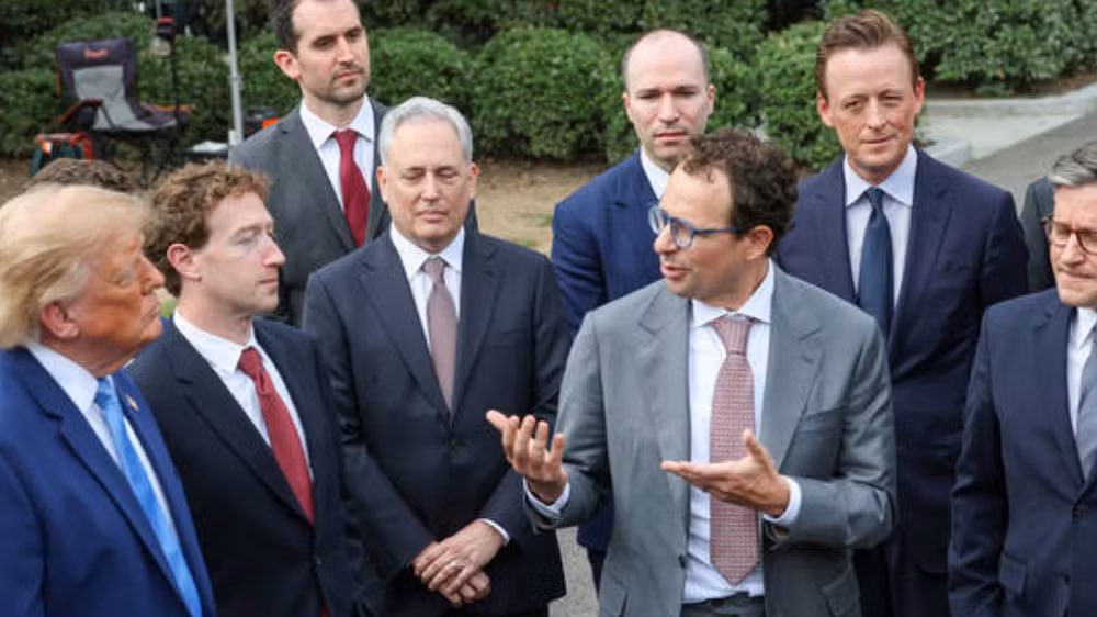 Tổng thống D.Trump và các giám đốc điều hành các công ty công nghệ lớn của Mỹ trong cuộc gặp hôm 29/9. Ảnh | Getty Images