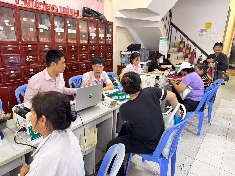 Ngân hàng Chính sách xã hội Bình Đông giải ngân cho các hộ dân, góp phần hỗ trợ giảm nghèo, giải quyết việc làm. 