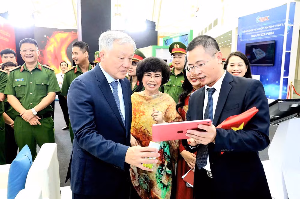 Phó Thủ tướng Nguyễn Hòa Bình trải nghiệm công nghệ truy xuất nguồn gốc sản phẩm sữa tươi TH true MILK
