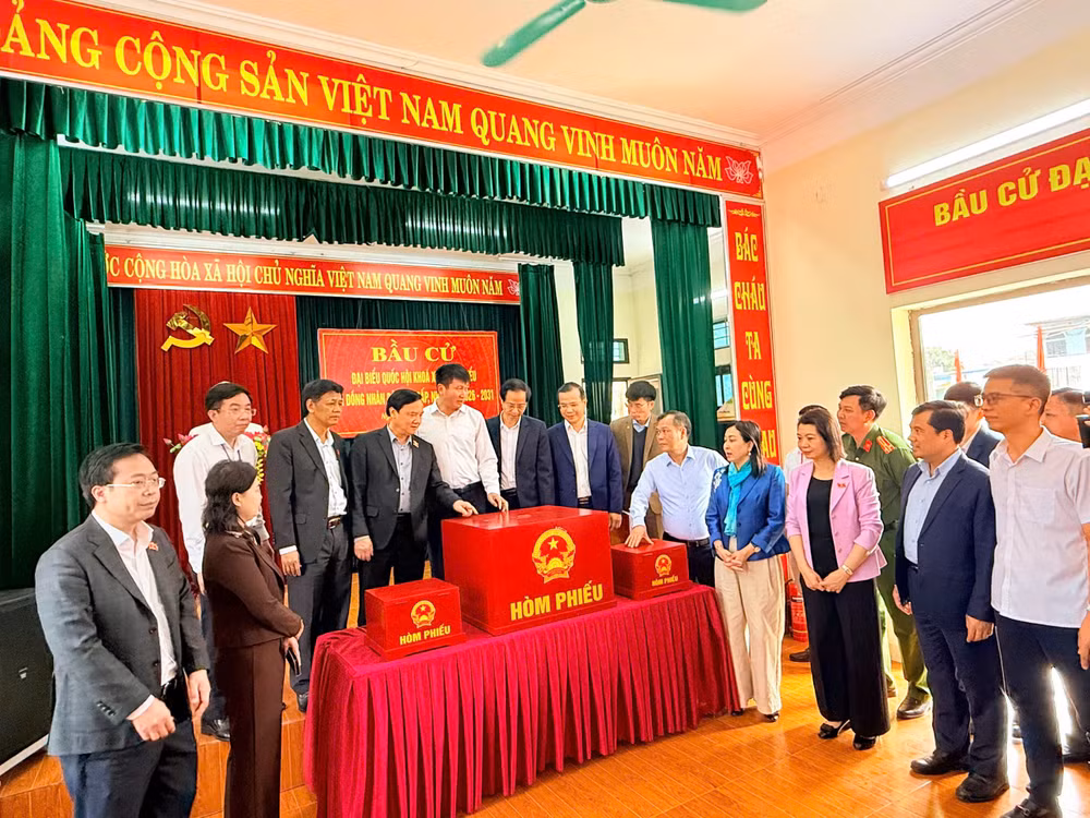 Đoàn giám sát, kiểm tra của Ủy ban Thường vụ Quốc hội và Hội đồng Bầu cử Quốc gia kiểm tra thực tế công tác chuẩn bị tại khu vực bỏ phiếu thuộc phường Nam Hoa Lư.