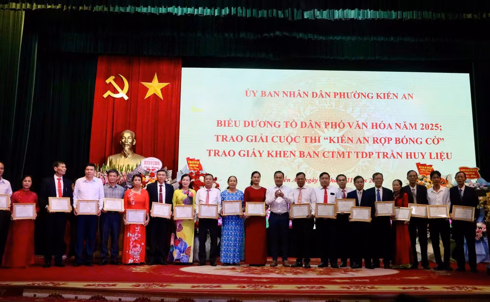 chu-tich-ubnd-phuong-kien-an-nguyen-phong-doanh-trao-giay-chung-nhan-to-dan-pho-van-hoa-nam-2025.jpg