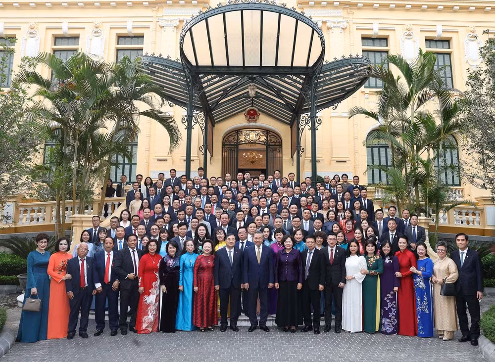 Tổng Bí thư, Chủ tịch nước Tô Lâm cùng các đồng chí lãnh đạo Đảng, Nhà nước và đại diện các doanh nghiệp tiêu biểu tại buổi gặp mặt. Ảnh: TTXVN. 