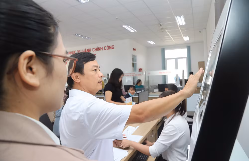 anh-25-nguoi-dan-bam-so-giao-dich-theo-thu-tu-khi-den-giai-quyet-tthc-tai-trung-tam-phuc-vu-hanh-chinh-cong-phuong-1-bao-loc.jpg