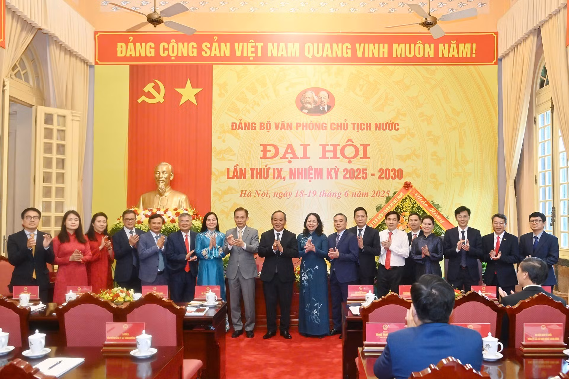 Đồng chí Lê Hoài Trung, Võ Thị Ánh Xuân chúc mừng Ban Chấp hành Đảng bộ Văn phòng Chủ tịch nước nhiệm kỳ 2025-2030. (Ảnh: THỦY NGUYÊN)