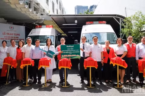 Nghi thức bàn giao 2 xe hiến máu lưu động cho Trung tâm Hiến máu nhân đạo thành phố. (Ảnh: THẾ ANH) 